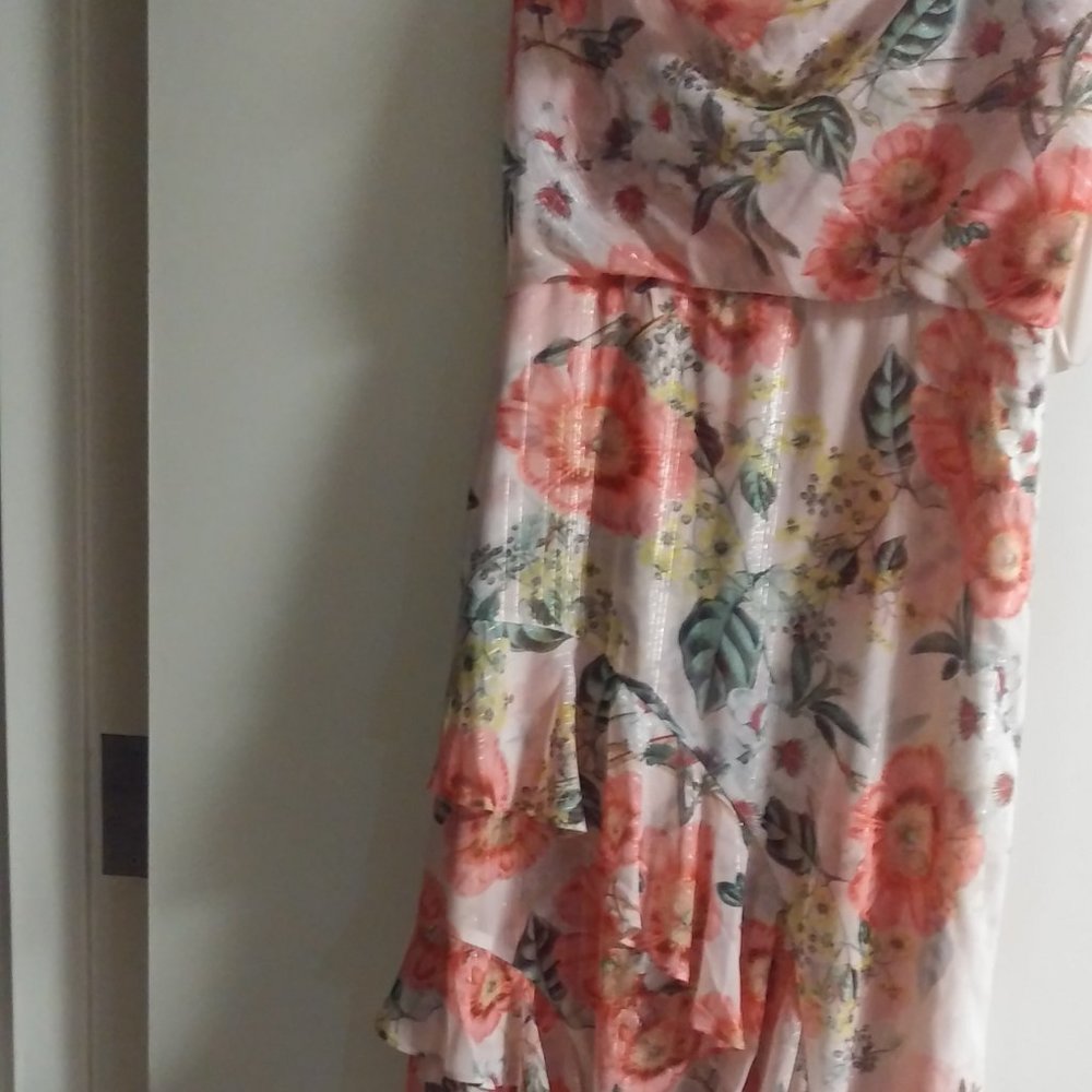 Elegant floral dress with ripples and zipped back